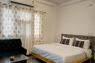 Amara Inn by Sandane Homes Near Expo mart and Pari Chowk - 8