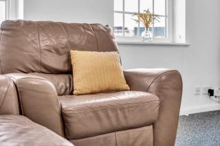 2 BR Contractor Central Warrington Sleeps 4 - 8