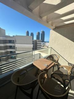 Chic Apt in Palm Hills Pool & Sea View شقة فاخرة بفيو بحر وحمام سباحة - 4