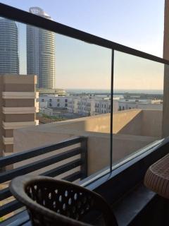 Chic Apt in Palm Hills Pool & Sea View شقة فاخرة بفيو بحر وحمام سباحة - 9