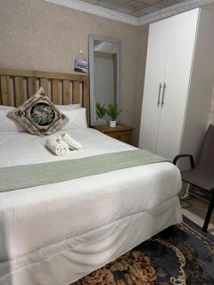 Tumello's Guesthouse - 5