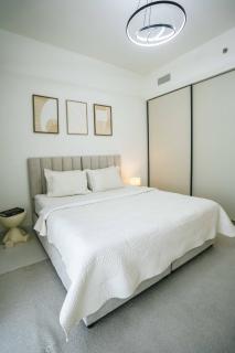 LUX Bright 2BR with Palm Jumeirah Views - 4