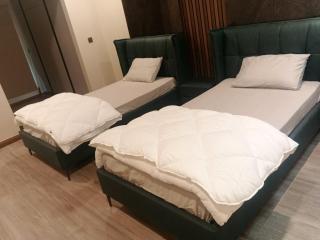 Prime 3 Bed Apt with UPS, Zeta Mall, Pool Incl - 1