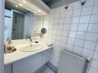 Nid d Aigle, 2 Stations from Paris, Charming Top Floor Apartment Bright, Fully Equipped, Washing Machine High Speed Fibre WiFi - 7