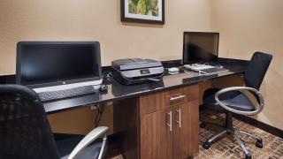 Best Western Plus Elmendorf Hotel San Antonio Hotel - Elmendorf - 1