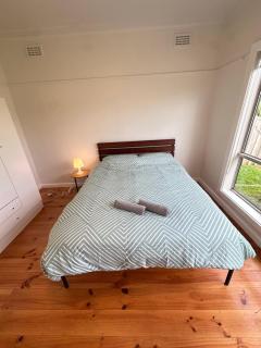 Spacious and Comfortable Queen Room - CR1 - 9
