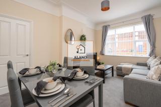 Large cosy house - free on street parking - 0