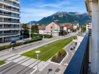 Bright Studio with Balcony, Tram 17, Gaillard, Geneva - 2