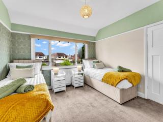 Free Parking, Near Retail Park, Pool Table, Large Garden - 9