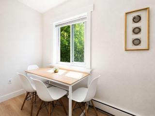 Colorful downtown condo, 2 bedrooms, king bed - 8