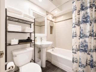 Colorful downtown condo, 2 bedrooms, king bed - 6