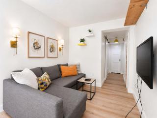 Colorful downtown condo, 2 bedrooms, king bed - 5