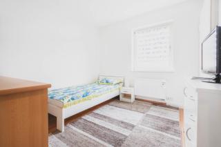 Spacious 4-Bedroom House with 2 Bathrooms and Garden near Hannover Exhibition Center - 8