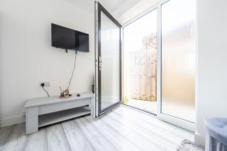 City Escape 1BR Parking & Outdoor Patio - 2
