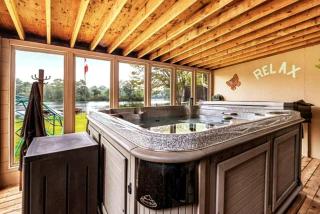 Pines Bay Waterfront cottage with Hot tub! - 9