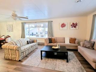 Pines Bay Waterfront cottage with Hot tub! - 4