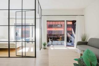 Exclusive Waterfront Luxury Apartment - 8