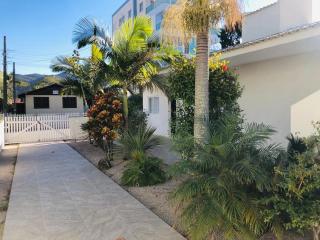 Casa de três dormitórios com piscina, 30 mt da praia - 8