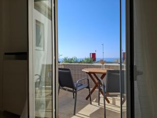 Sea View Apartment by the Beach - 5