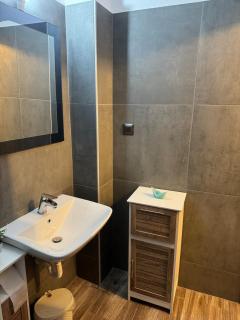 Modern City Center Retreat - 4