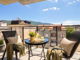 Loft with Balcony Free Parking 2 Min Old Town - 9