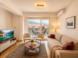 Loft with Balcony Free Parking 2 Min Old Town - 5
