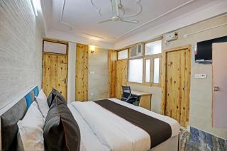 Collection O Aditya Inn Sector 66 Noida Near Adarsh Pariksha Kendra - 2