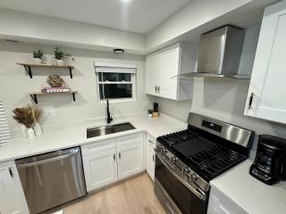 Bright & Spacious Duplex- Heart of Brookfield - 7
