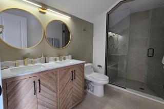 Bright & Spacious Duplex- Heart of Brookfield - 4