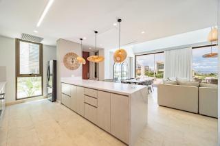 Modern 4 bedroom villa with tropical vibes in Baru - 2