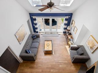 Beautiful 6-Bedroom Escape Featuring a Private Pool - 9