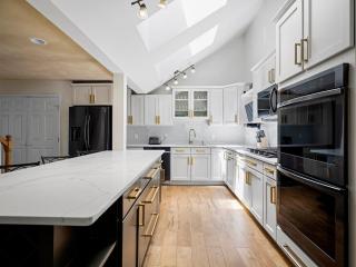 Beautiful 6-Bedroom Escape Featuring a Private Pool - 8