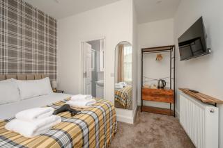 Newsome Lodge - Private Bedrooms - Gilmerton, Edinburgh - 4