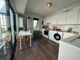 2BDR 2BA Upside Down House with Sunny Balcony - 9