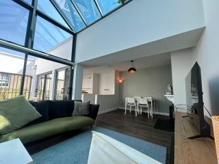 2BDR 2BA Upside Down House with Sunny Balcony - 3