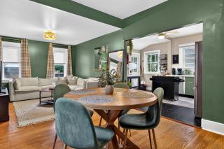 Group-friendly Beechmont retreat with backyard - 9