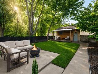Group-friendly Beechmont retreat with backyard - 7
