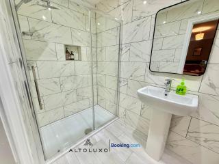 LuxoHaus Luxury 4 Bedroom Home By AltoLuxo Short Lets Serviced Accommodation With Parking - 2