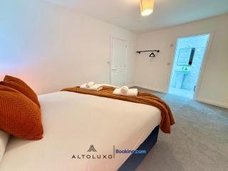 LuxoHaus Luxury 4 Bedroom Home By AltoLuxo Short Lets Serviced Accommodation With Parking - 1