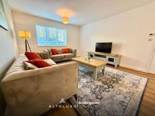 LuxoHaus Luxury 4 Bedroom Home By AltoLuxo Short Lets Serviced Accommodation With Parking - 3