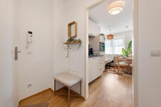 Cozy & Modern 1BR - 1 min to Metro & Train Station - 6