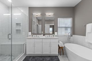 Spacious 5BR Near SLU | Drive to Arch, Ballparks & Breweries | EV Charger - 8