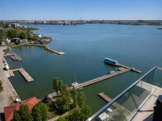 TUDORS Lake View Apartment - 0