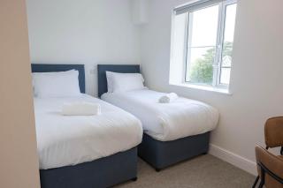 Large Studio Apartment nr Torquay Harbour Sleeps 4 - 8