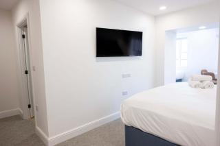 Large Studio Apartment nr Torquay Harbour Sleeps 4 - 5