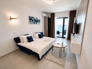 TUDORS Lake View Apartment - 5