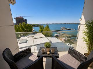 TUDORS Lake View Apartment - 8