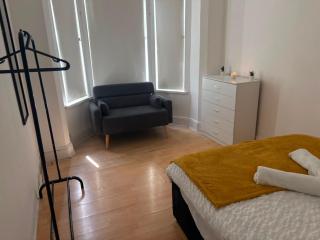 Reading Home Near M4 & Shops - 4