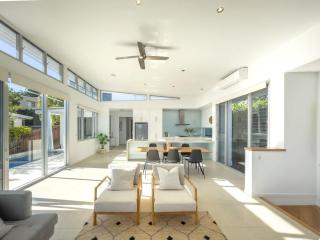 Stunning Views, Private Pool Near Hastings St - 3