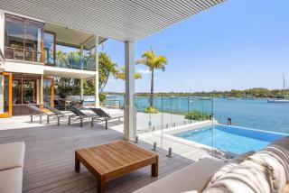 Riverside Elegance on Noosa Parade - 9